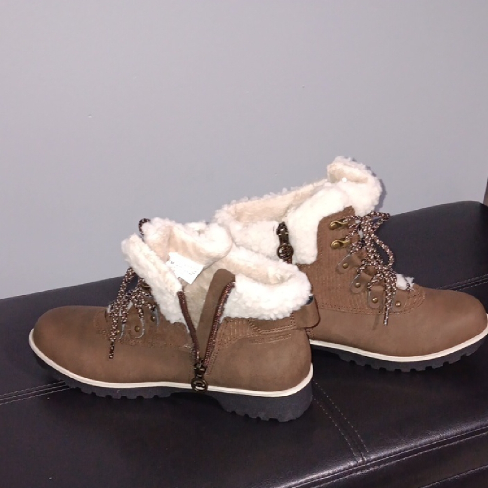 JBU Brown Boots with White Fur Lining - Picture 3 of 6